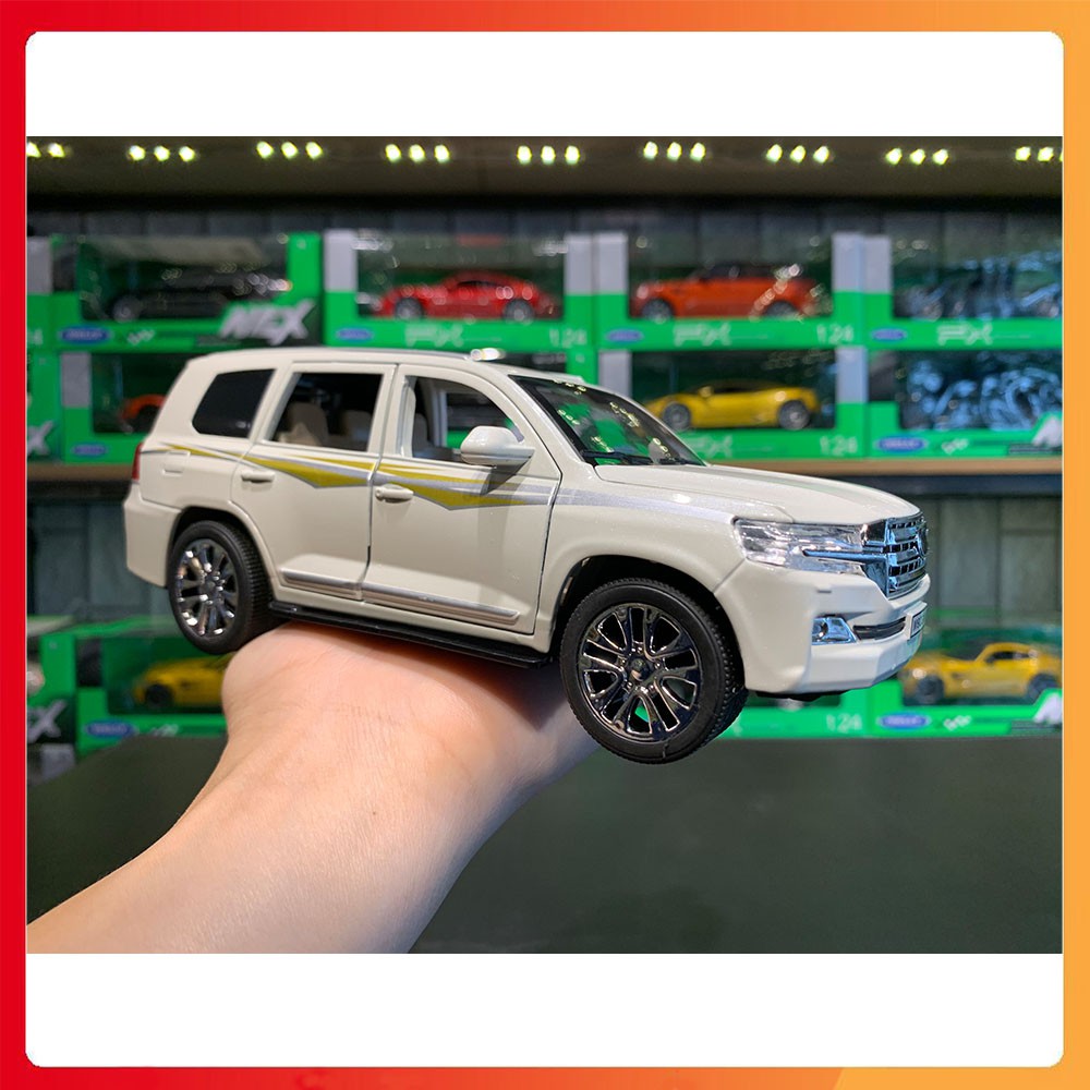 Xe mô hình Toyota Land Cruiser V8 tỉ lệ 1:24 hãng XLG Cao cấp