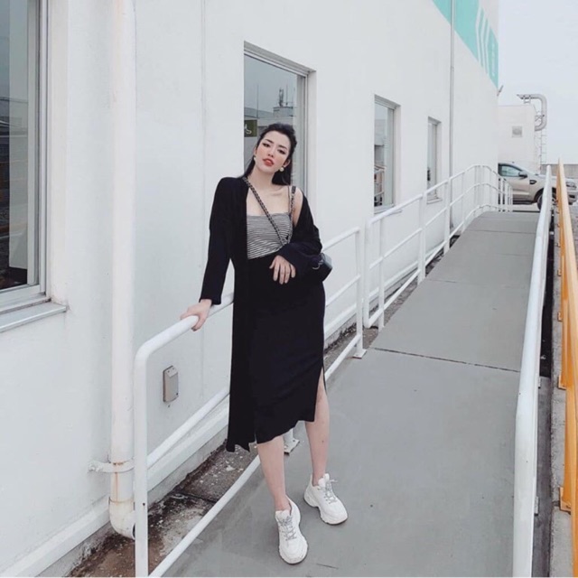 Set trang phục gồm áo khoác đen trơn cardigan + áo hai dây thun sọc ngang + chân váy màu đen dài [N2701]