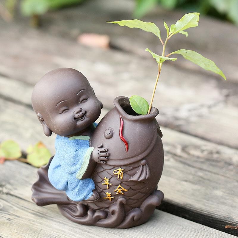 Tượng chú tiểu trang trí để bàn kèm chậu trồng cây  vui nhộn, xinh xắn- decor trang trí bàn làm việc, học tập, tiểu cảnh