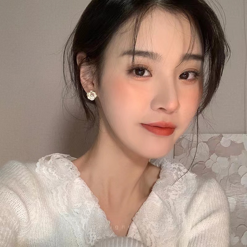 Đôi Khuyên Tai Hình Hoa Trà Đính Ngọc Trai Thanh Lịch Cho Nữ