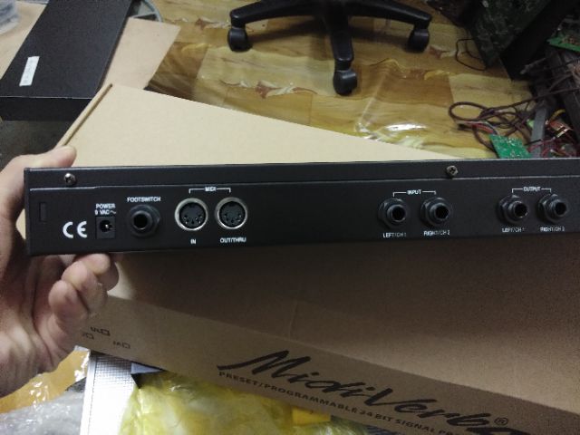 Echo rời Alesis Midiverb4