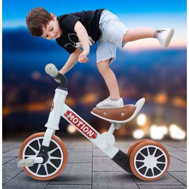 Xe chòi chân thăng bằng cho bé MOTION / ACHWZI có bàn đạp 2in1 yên bằng da