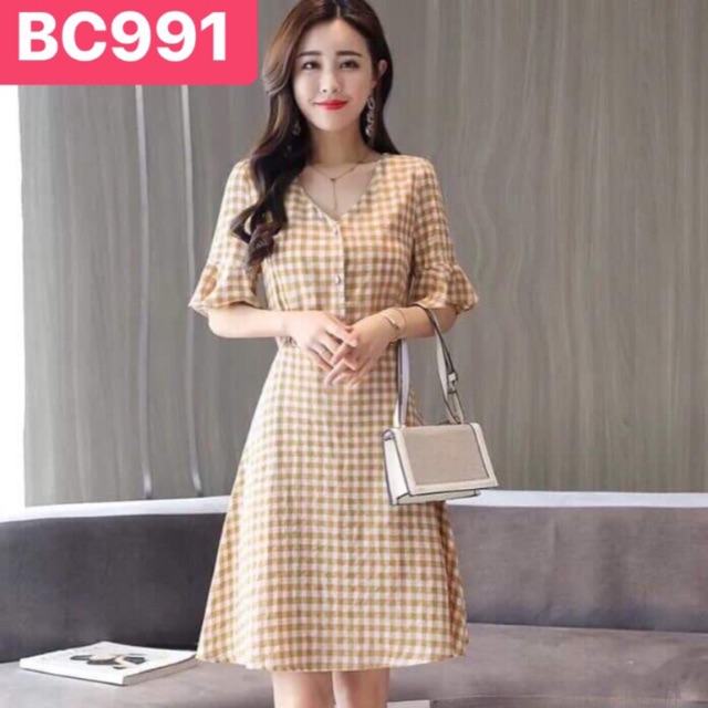 Đầm caro tay loe