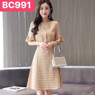 Đầm caro tay loe