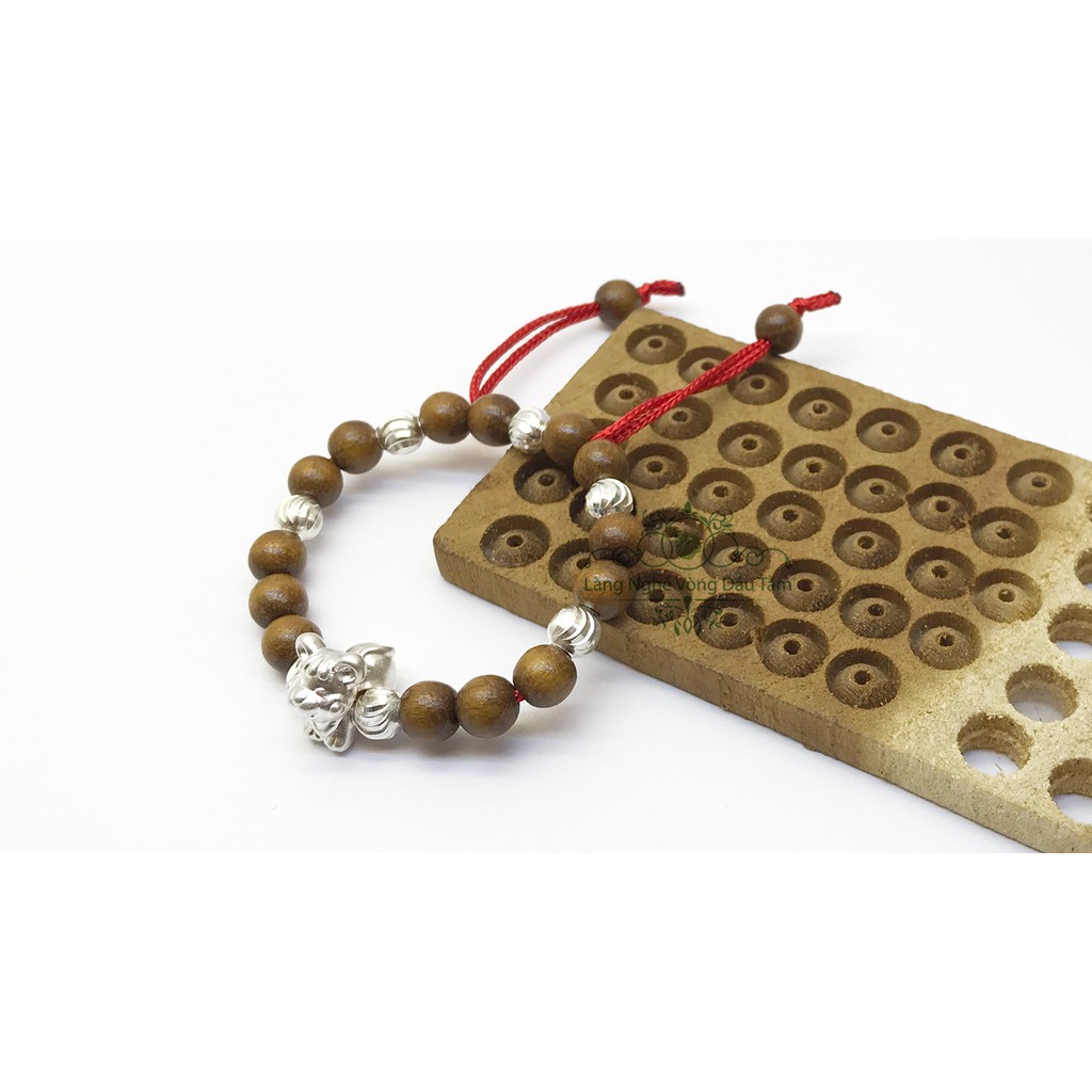 Vòng dâu tằm kết hợp bi bạc và con giáp dành cho bé, giúp bé không quấy khóc đêm