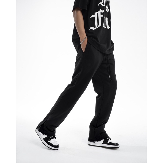 Quần dài STRESMAMA SPLIT PANTS - BLACK màu đen chất liệu chân cua cotton 100% 440GSM, form vừa tôn dáng chân, xẻ tà