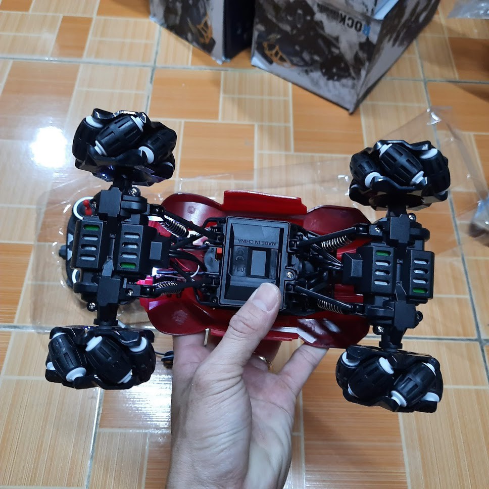 Xe ô tô điều khiển từ xa xoay 360 độ kèm pin sạc và cáp đồ chơi trẻ em