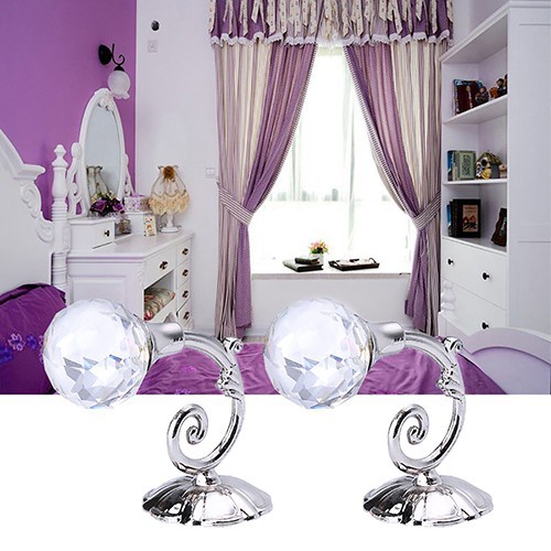 2 móc rèm cửa sổ dán tường đính đá thạch anh lớn sang trọng