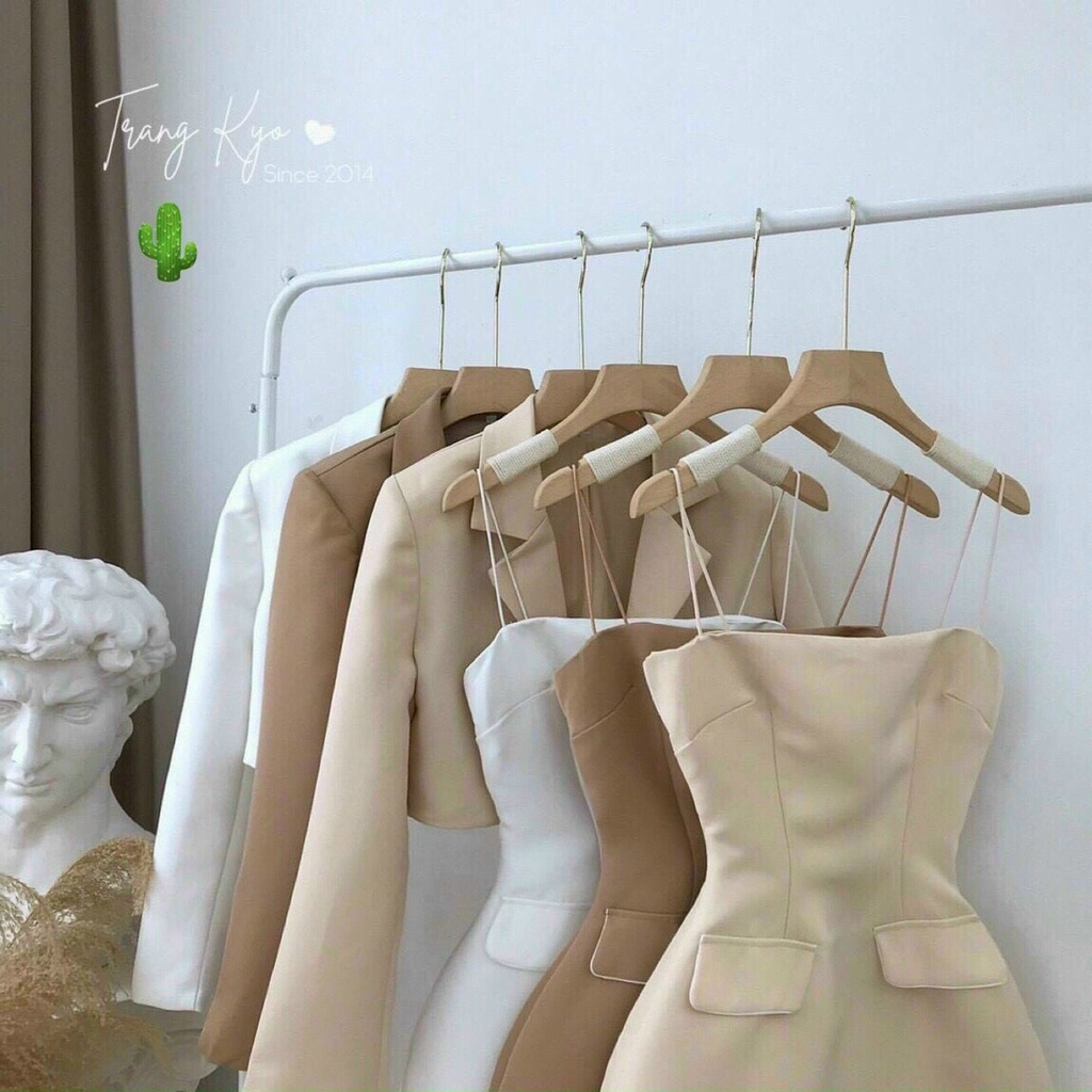 Sét đầm 2 dây phối 2 túi kèm áo khoác vest cực sang chảnh , chất tuyết mưa dày dặn