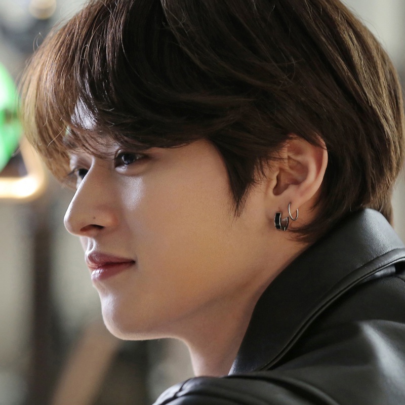 Khuyên tai hình SUGA STRAY KIDS LEE KNOW One Piece