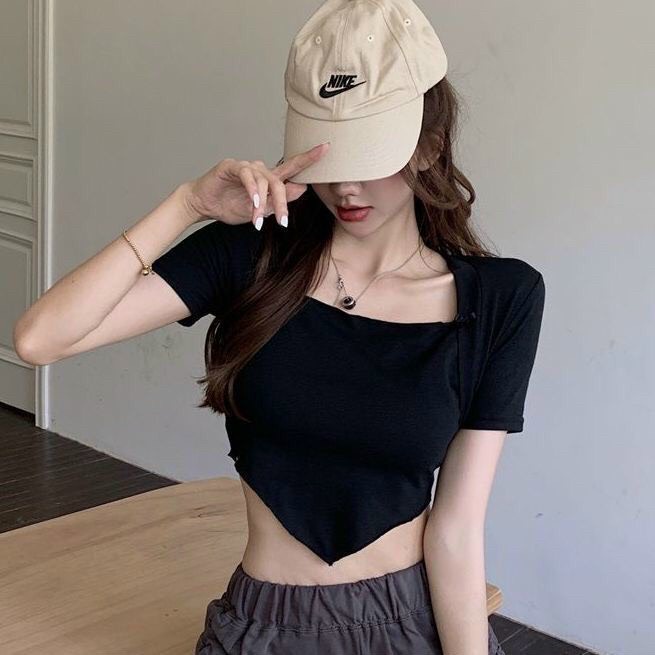 Áo croptop thun nữ Molly tay ngắn cổ vuông ôm body vạt tam giác 2 màu đen/ trắng