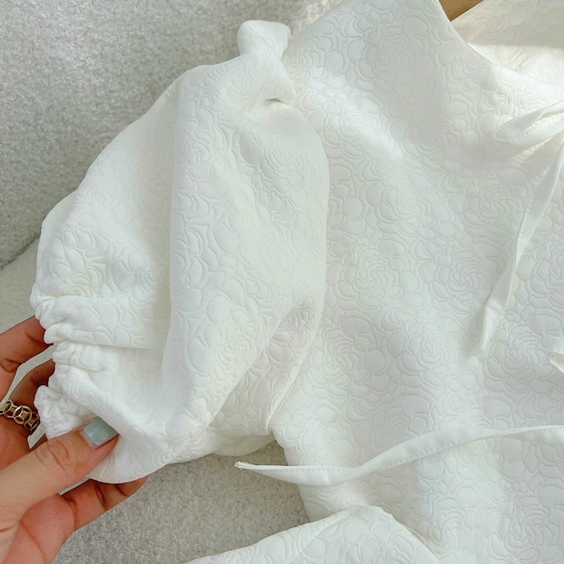 SET ÁO TRẮNG HOA NỔI CỘT DÂY THẮT NƠ + CHÂN VÁY