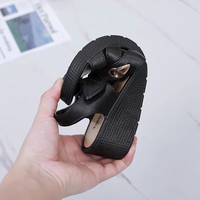 Dép sandal quai hậu nữ trung niên cho bà cho mẹ, xăng đan đế bằng cho mẹ chất liệu cao su siêu bền