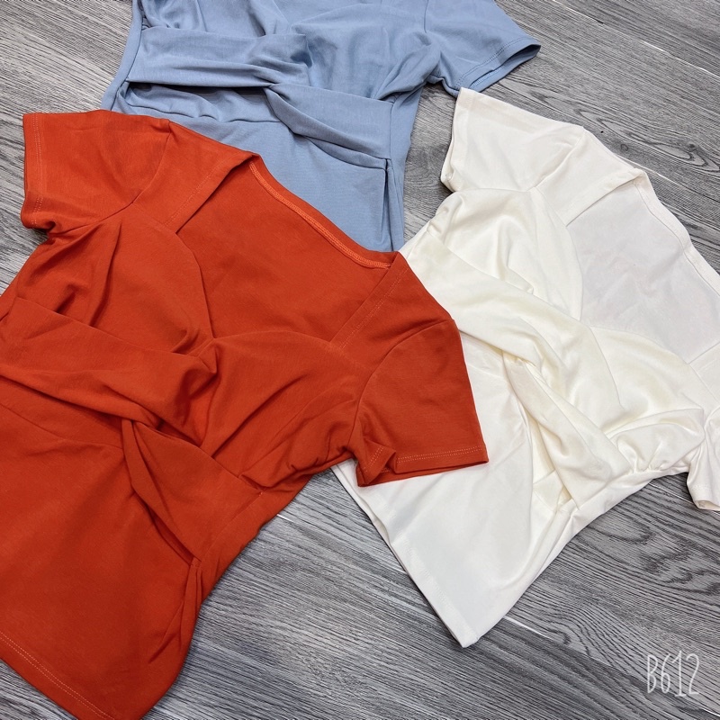 Áo thun croptop body tay ngắn xoắn ngực