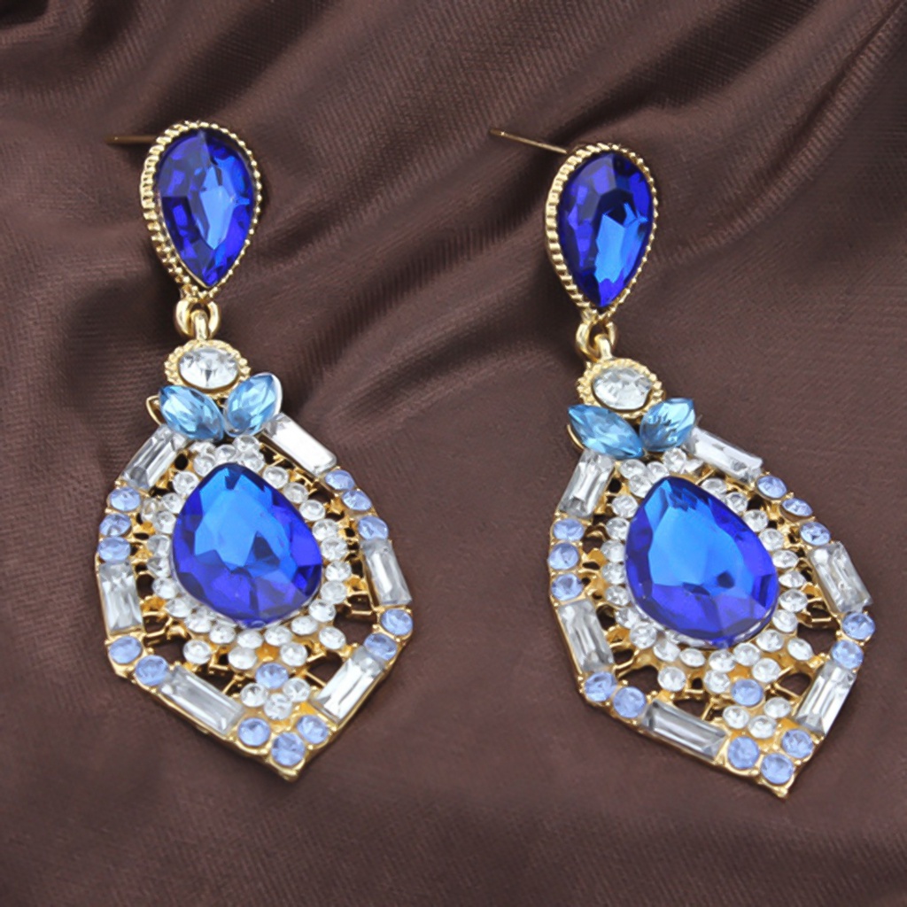 Bông tai đính đá kiểu dáng sang trọng