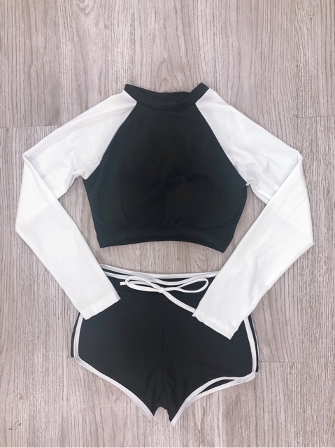 Bikini hai mảnh xanh có ống tay mặc đi biển đẹp | BigBuy360 - bigbuy360.vn