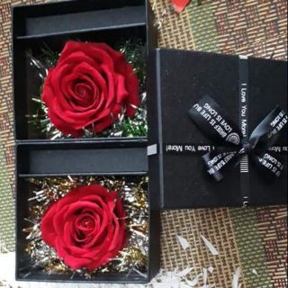 Hộp đựng son kèm hoa sang chảnh