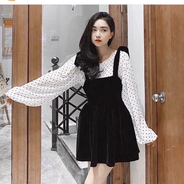 Set trang phục đầm hai dây đen nhung trơn nơ vai áo sơ mi chấm bi đen nền trắng tay phồng dài [N2801
