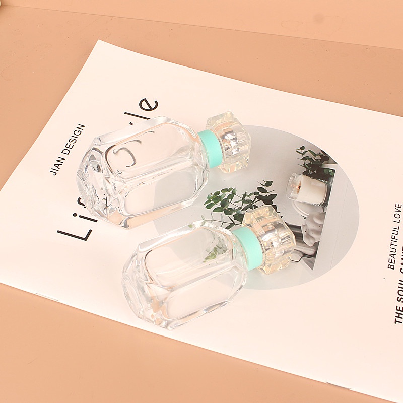 1 Lọ Nước Hoa Dạng Xịt Bằng Thủy Tinh Hình Kim Cương Sang Trọng 30 / 50ml