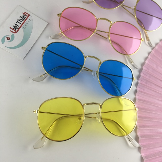 Kính màu đi biển nhỏ xinh