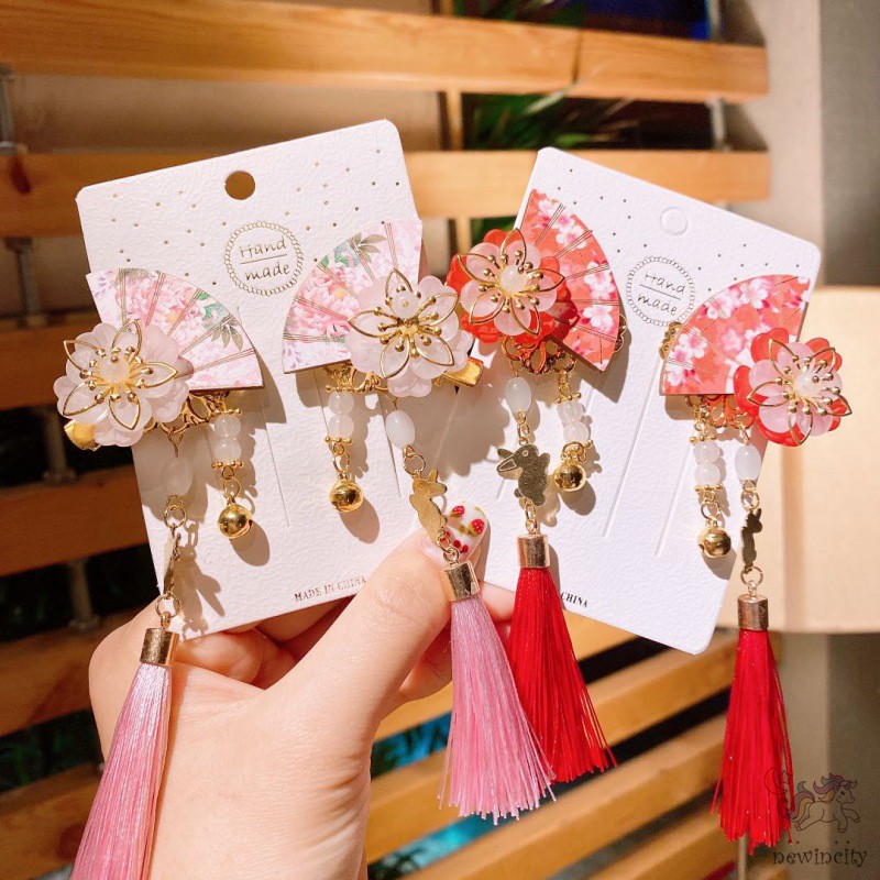 Kẹp tóc phối tua rua phong cách cổ điển cho bé gái