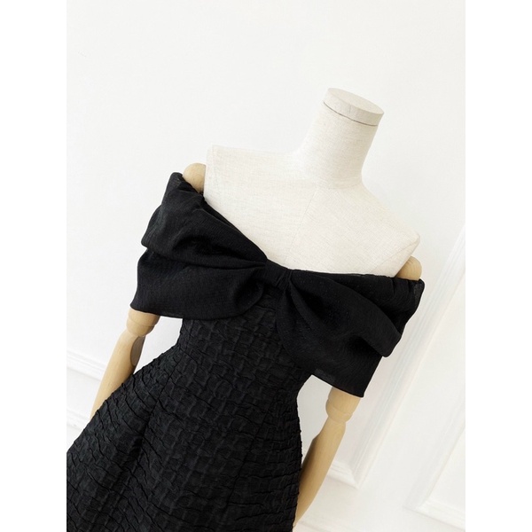 Đầm xoè trễ vai phối nơ hình thật