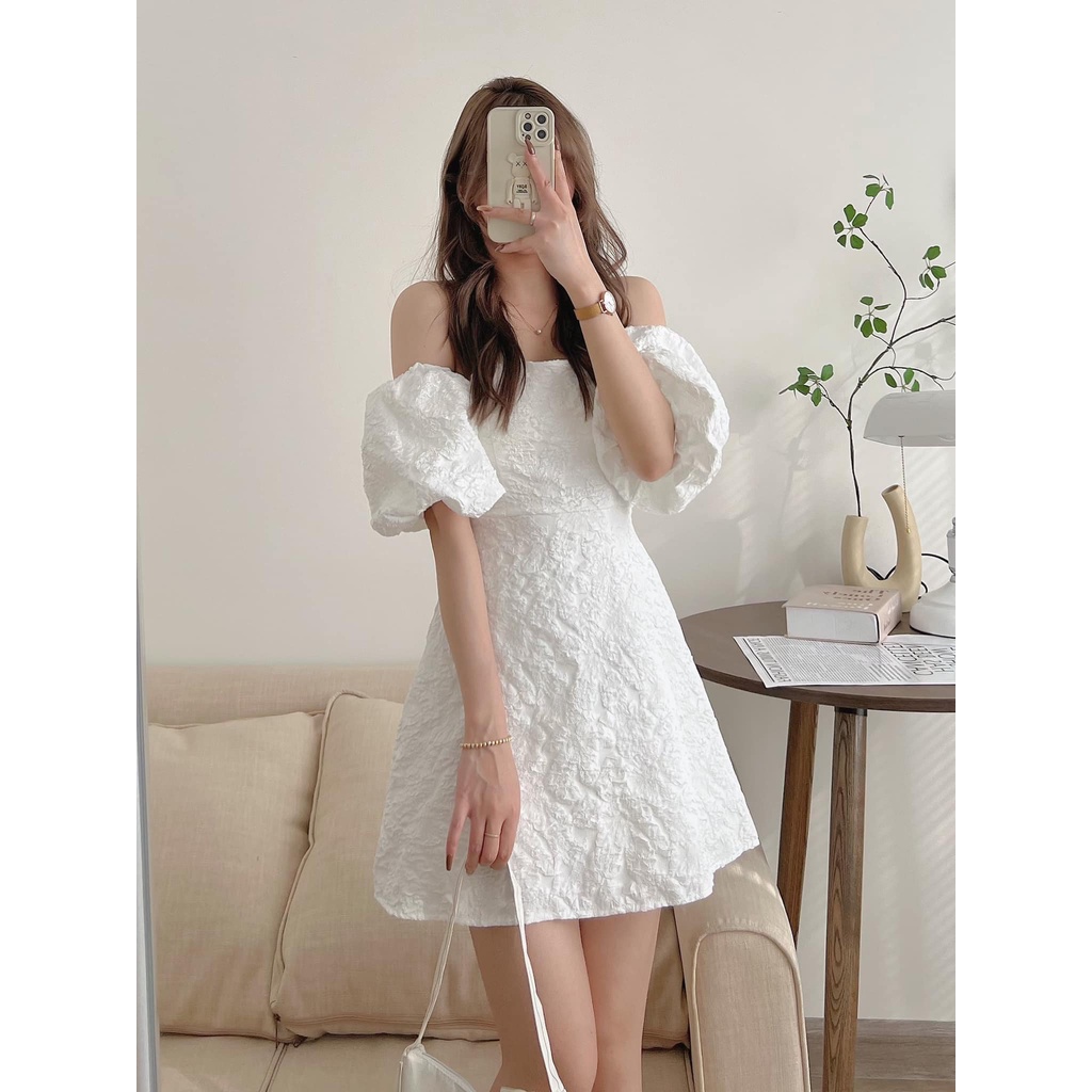 Váy Gấm Trễ Vai Tay Bồng Có Mút Ngực Dáng Ngắn Sexy 2 Màu Đen Trắng, Labibi