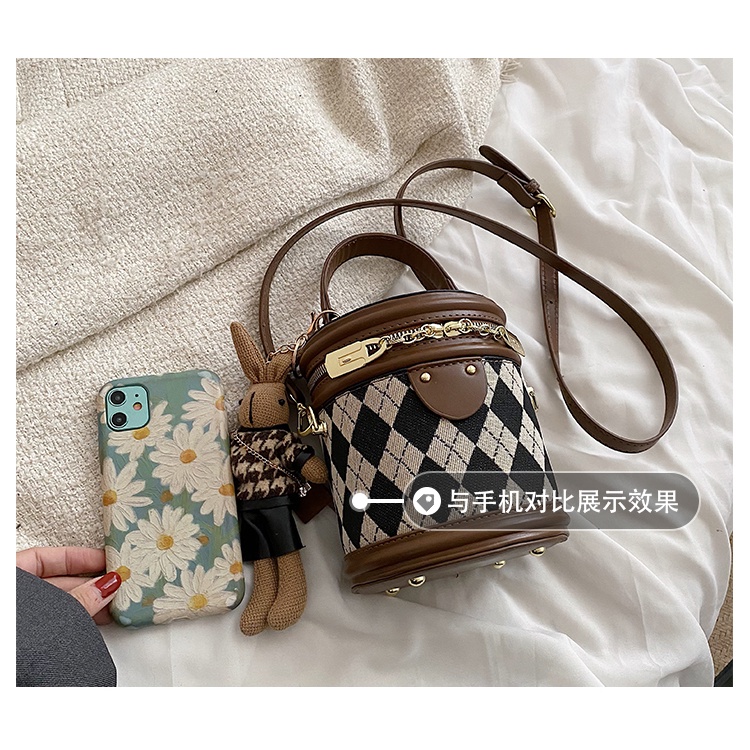 Túi Trống Đeo Chéo Kèm Móc Khoá Thỏ Họa Tiết Kẻ Sọc  Thời Trang Cho Nữ