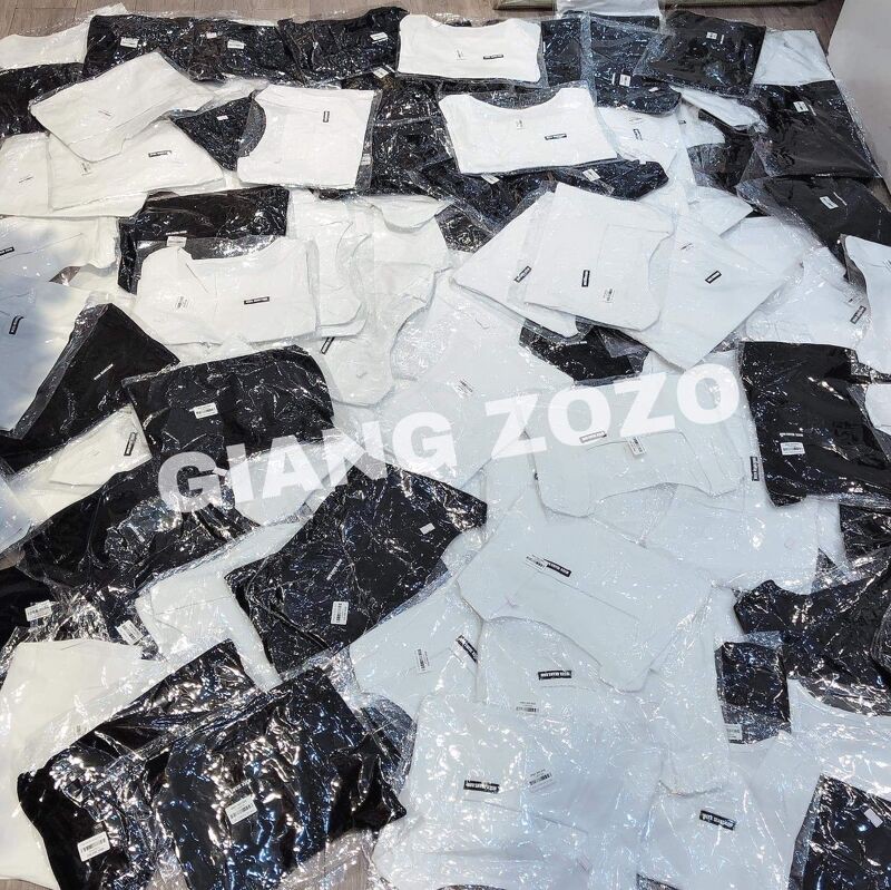 Áo cộc cổ vuông tag chữ nhỏ dáng croptop