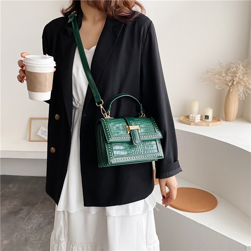 Túi da đeo chéo đính đinh tán thời trang dành cho nữ