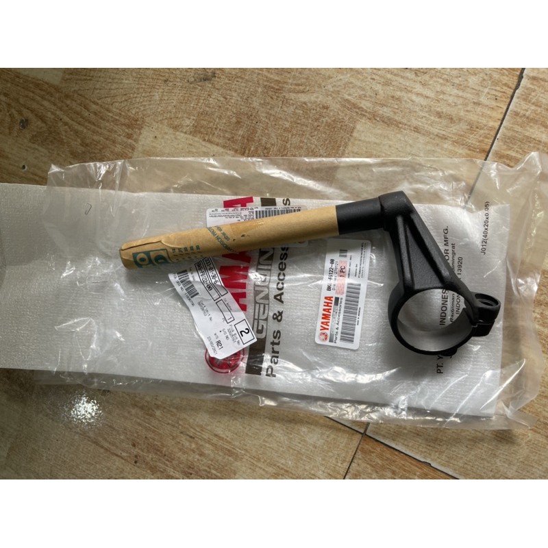 Tay lái phải R15v3 zin chính hãng yamaha