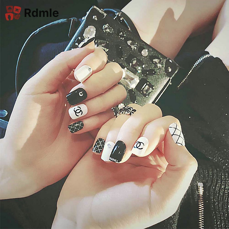Bộ 24 Móng Tay Giả Hình Vuông Màu Trắng Đen Đơn Giản