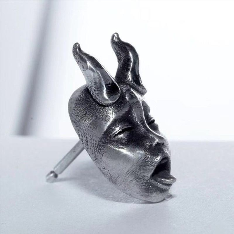 Khuyên tai hình mặt tiểu quỷ phong cách Gothic cá tính độc đáo