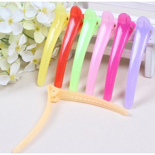 Một chiếc kẹp tóc mỏ vịt xinh xắn chất liệu nhựa an toàn