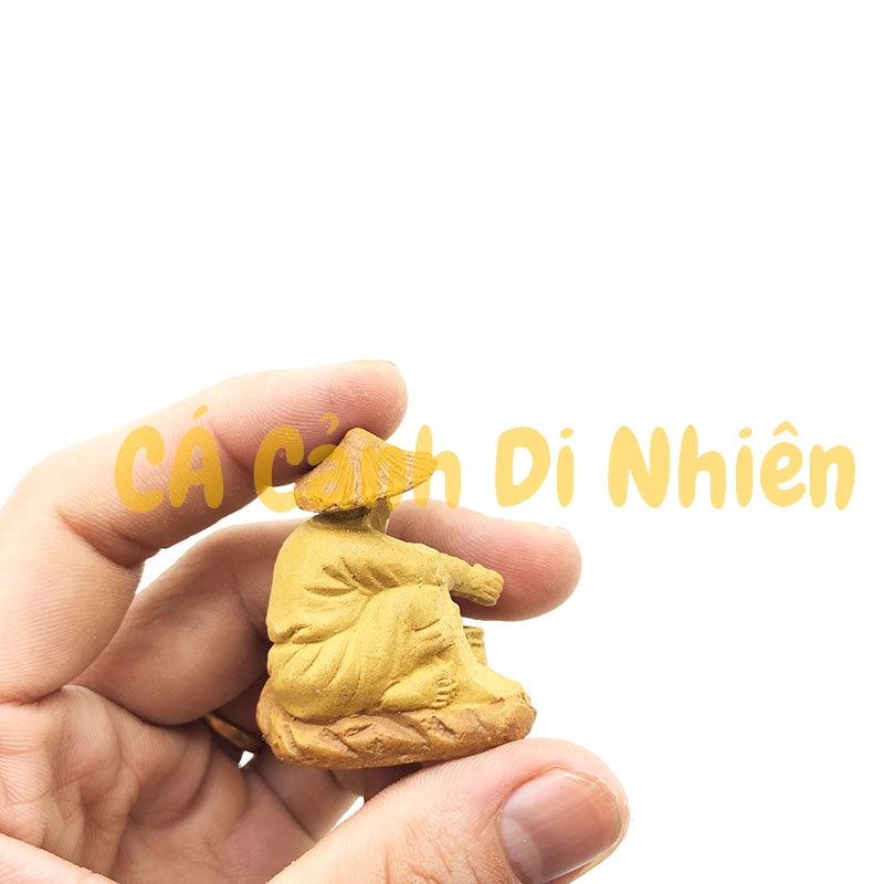 Ông già ngồi câu cá bằng gốm sứ làm tiểu cảnh trang trí hồ cá cao 4 cm