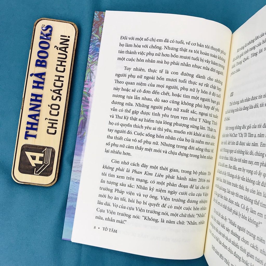 Sách - Thời Gian Bên Trái, Trần Duyên Bên Phải (Kèm Bookmark) - Tô Tâm