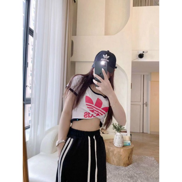 Bộ thể thao Adidas.