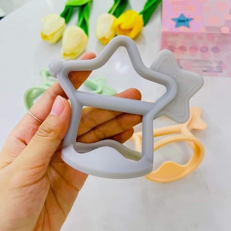 Gặm Nướu silicone mềm hình ngôi sao xỏ đeo tay chống rơi cho Bé Kichilachi Kichi