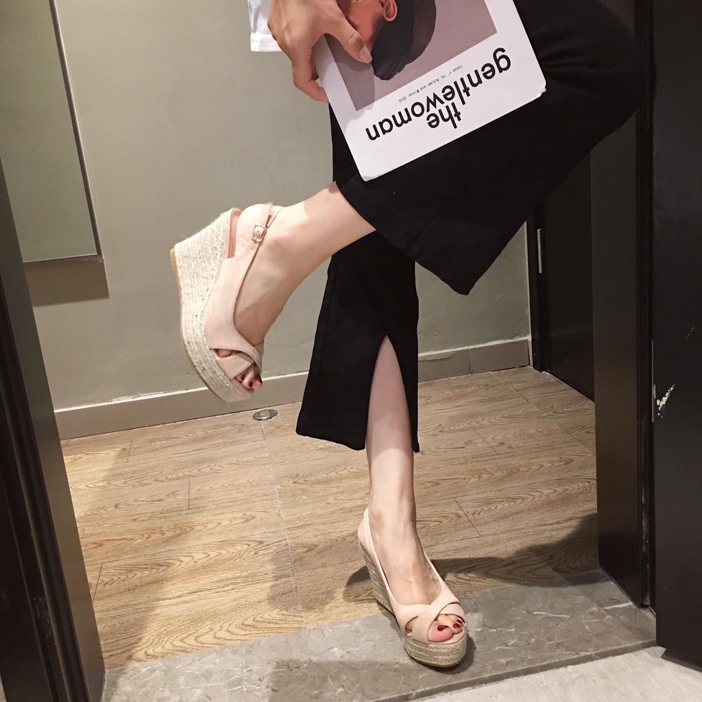 Giày Sandal Mùa Hè 2022 Bằng Da Lộn Đế Phẳng Hở Ngón Có Dây Bện Có Khóa Cài