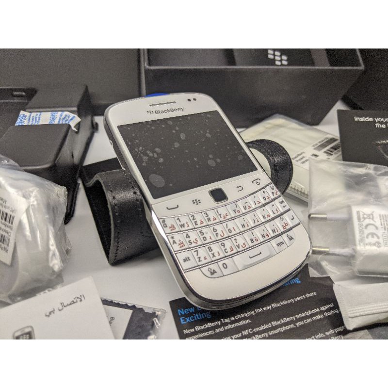 Điện thoại BlackBerry Bold 9900 White Arabic Brandnew Fullbox