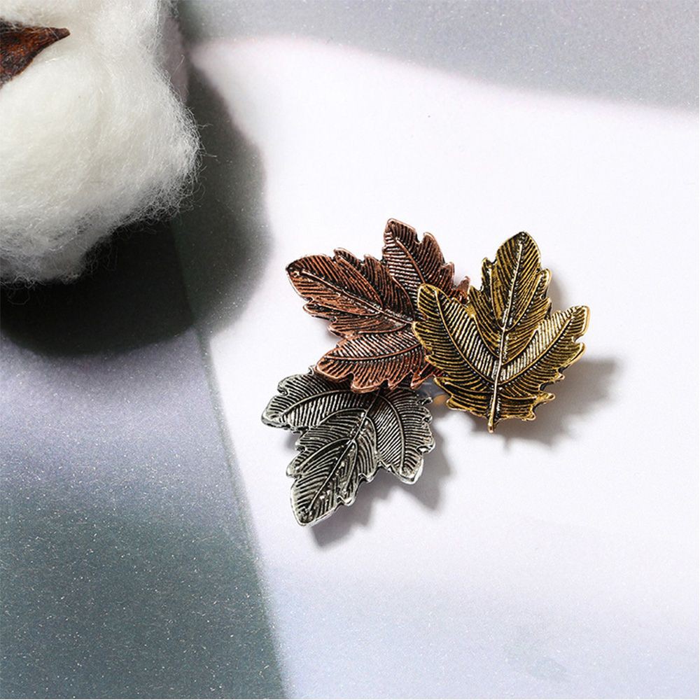 Huy hiệu cài áo hình lá phong kim loại cổ điển