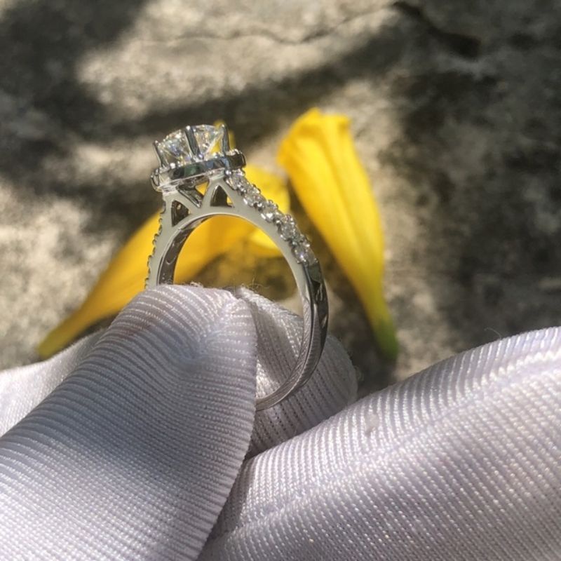 Nhẫn Moissanite: Viên chủ Moissanite 5,4ly, viên tấm Moissanite 2ly; Bạc mạ bạch kim