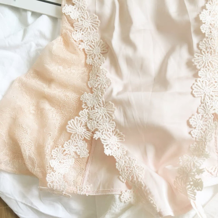 Váy ngủ sexy 2 dây lụa cao cấp xẻ hông ren họa tiết hoa siêu gợi cảm – V2