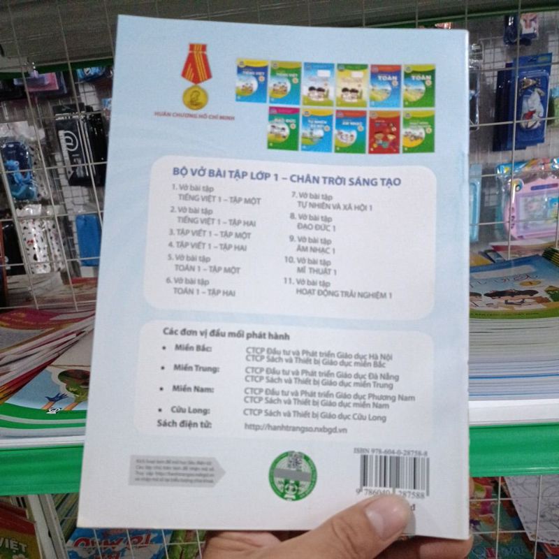 Tập viết lớp 1 tập 1 và bìa bao kính