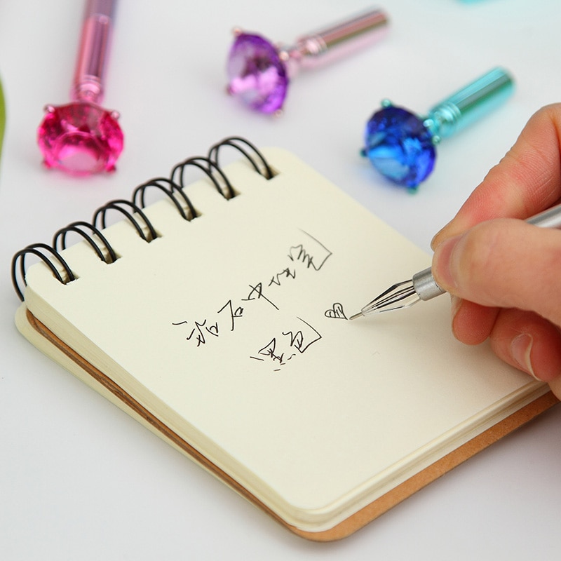 1 bút bi vỏ nhựa dễ thương 0.5mm