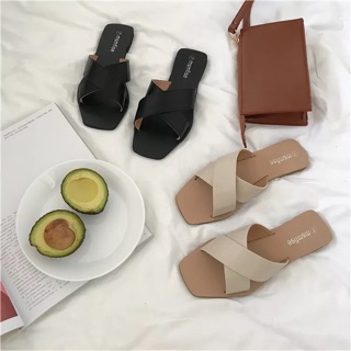 Dép bản quai chéo