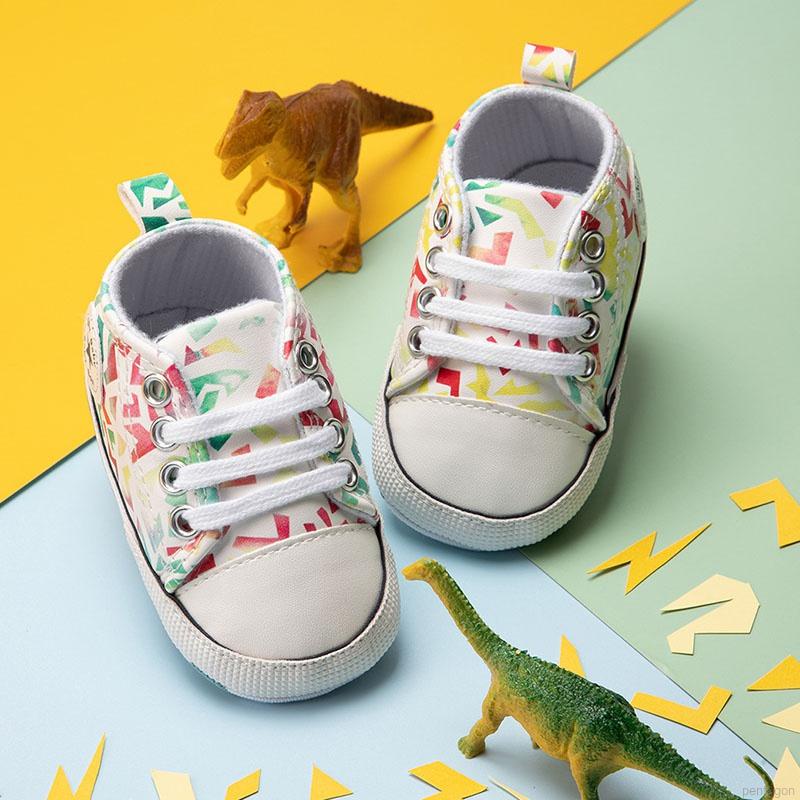 Giày Thể Thao Vải Bạt Đế Mềm Chống Trượt In Họa Tiết Graffiti Cột Dây Cho Bé Sơ Sinh 0-12 Tháng Walkers
