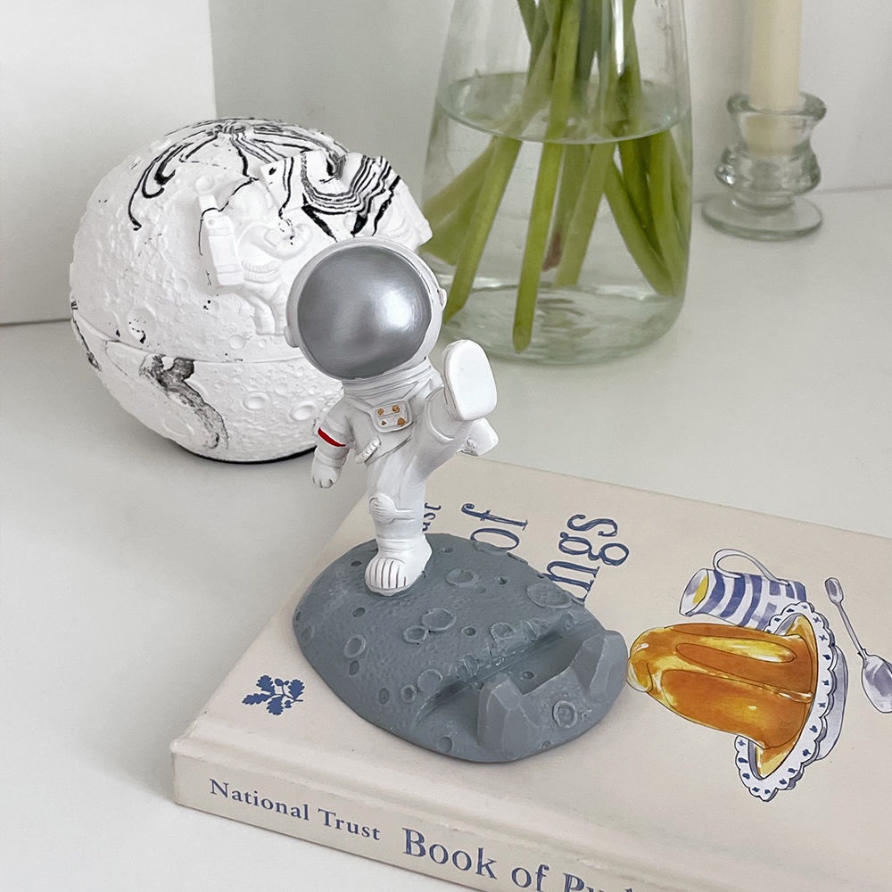 Giá đỡ điện thoại để bàn phong cách phi hành gia đáng yêu