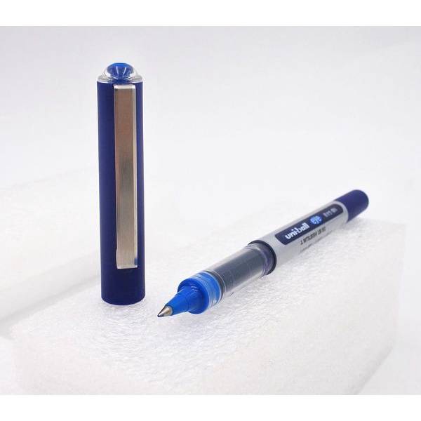 Bút bi nước nắp UNI-ball EYE