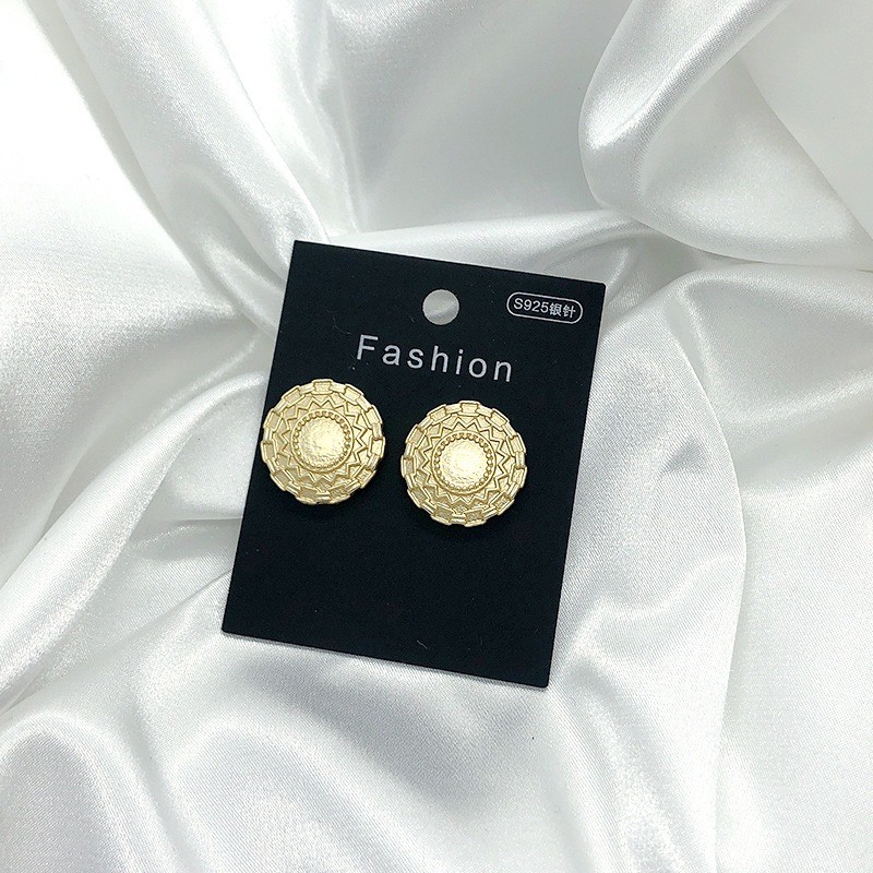 Khuyên tai mạ vàng có sẵn